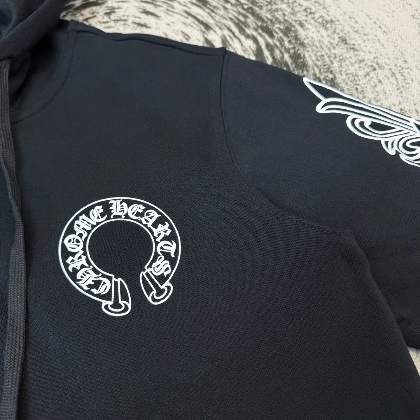 P290 ChromeHearts Miami Limited Horseshoe Hooded Jacket, the same style as ChromeHearts counters. Made of 430g double-ply double-yarn pure cotton terry fabric. Original custom hardware zipper. Details are restored in place. Very textured on the handle. Three-dimensional and atmospheric. Versatile and easy to wear in autumn. Simple and elegant. The upper body effect is very good using the os version. Suitable for all body types. Soft and comfortable. CH letter offset printing on the front ➕ Horseshoe Sanskrit offset printing on the back. Small punctuation on the hem. Machine washable. No fading, no deformation, complete accessories, original mold opening, perfect restoration of zp 2:1, same style for men and women, versatile and easy to match, size s m l xl color black
